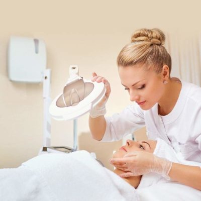 Profissional realizando procedimento dermatológico